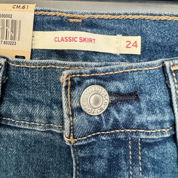 NWT Levi's Classic Iconic Denim Skirt in Medium Wash - Picture 5 of 8